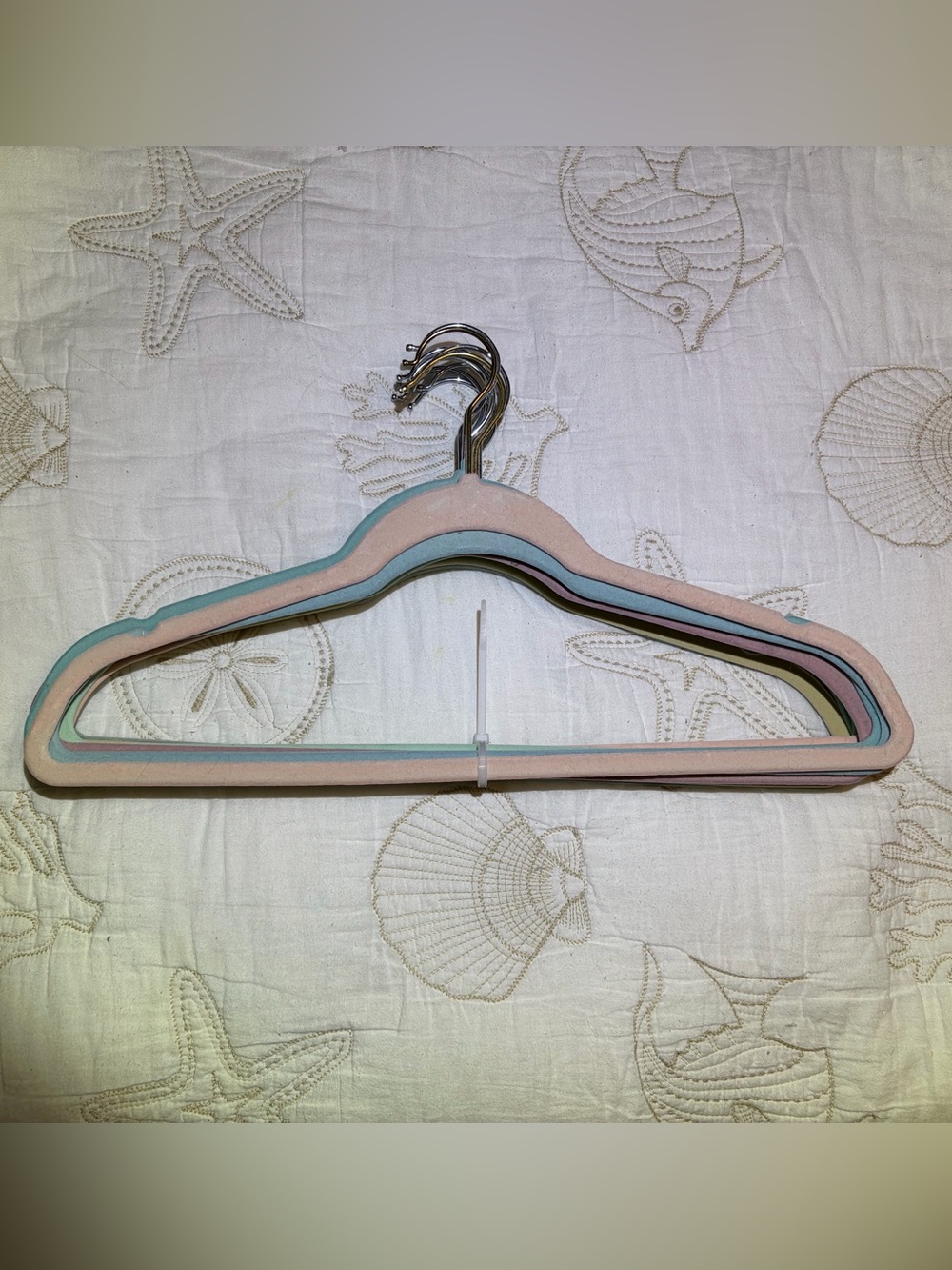 Set of 10 Velvet Non-Slip Hangers in Pastel Pink & Mint
